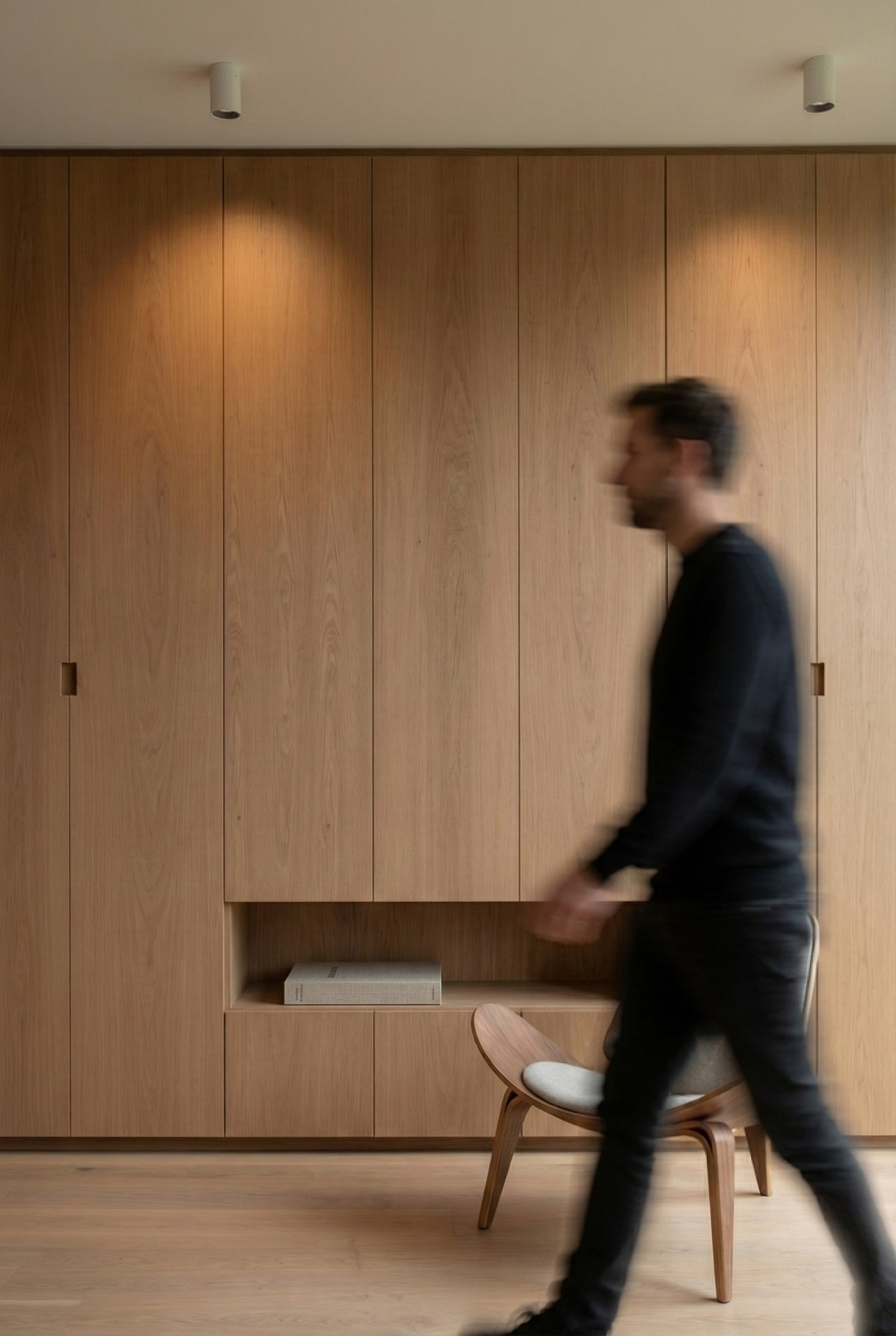 Σαλόνι με εντοιχισμένη ξύλινη βιβλιοθήκη και ντουλάπια από το δάπεδο έως την οροφή, με εσοχές για διακοσμητικά και βιβλία, υψηλής αισθητικής σχεδιασμός – U1 Boutique Realty Fi