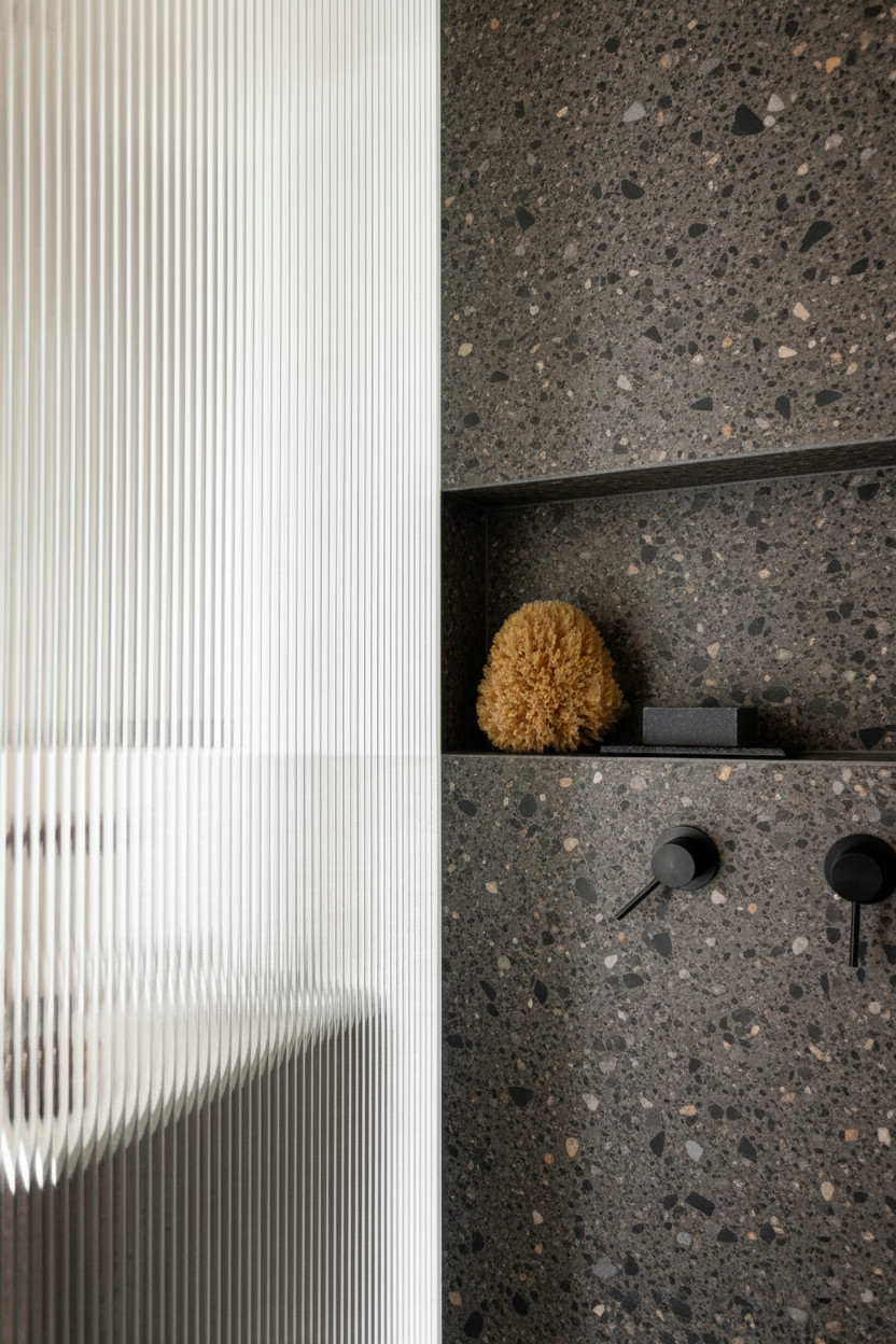 Μινιμαλιστικό πολυτελές walk-in ντους με ενιαίες πλάκες τεχνογρανίτη από το δάπεδο έως την οροφή, γυάλινο διαχωριστικό και μαύρες ματ βρύσες και μπαταρίες – U1 Boutique Realty Firm