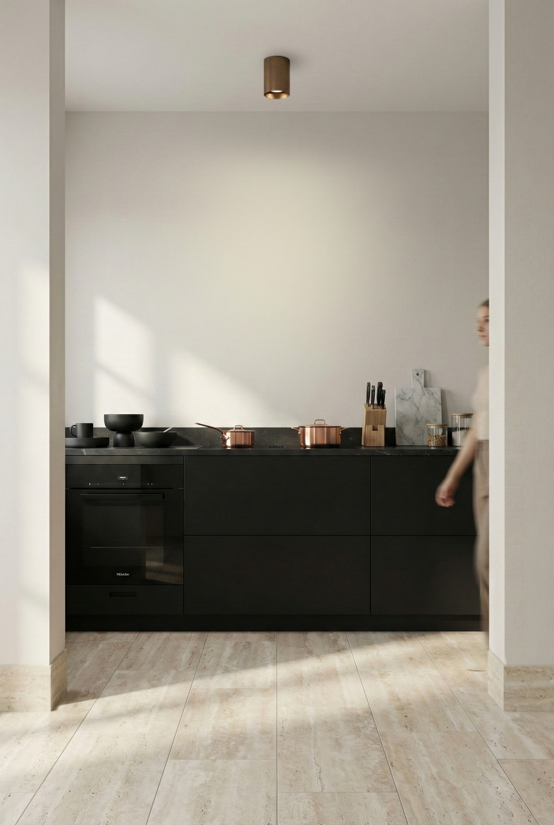 Σύγχρονη πολυτελής κουζίνα με μαύρα μινιμαλιστικά ντουλάπια, μαύρο μαρμάρινο πάγκο, εντοιχισμένες υψηλής ποιότητας συσκευές και πολύ φώς.