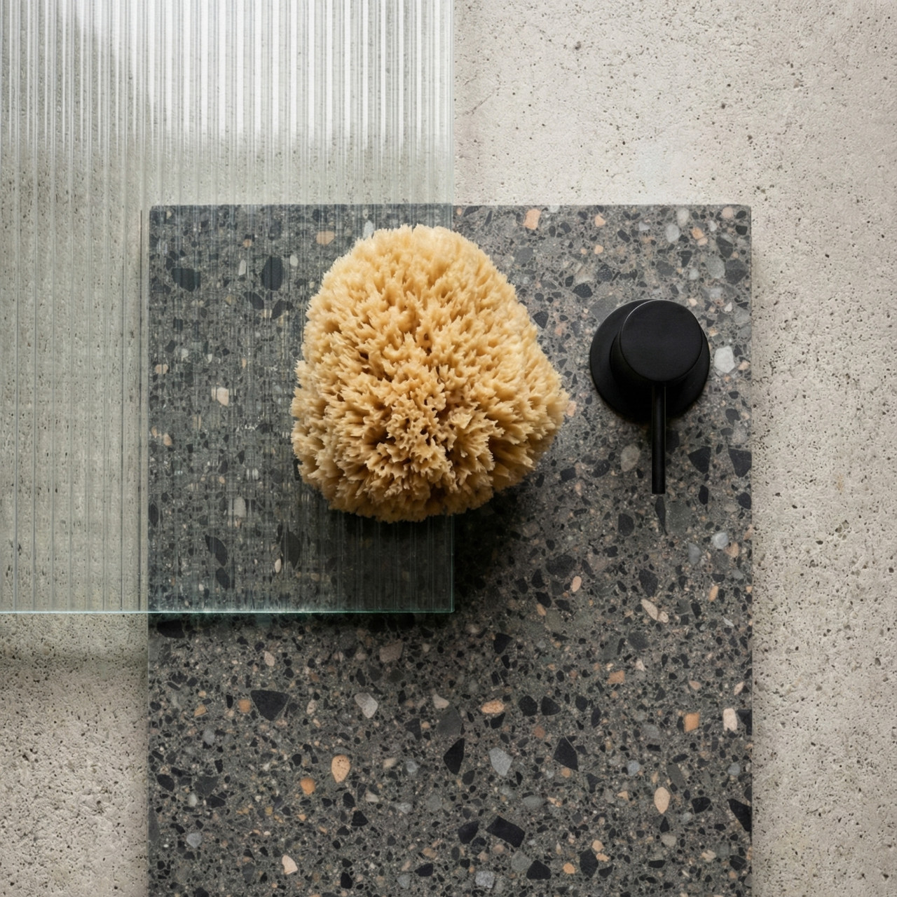 Παλέτα υλικών σύγχρονου πολυτελούς μπάνιου με μινιμαλιστικό σχεδιασμό, μαύρες ματ βρύσες, τεχνογρανίτη και γιαλί