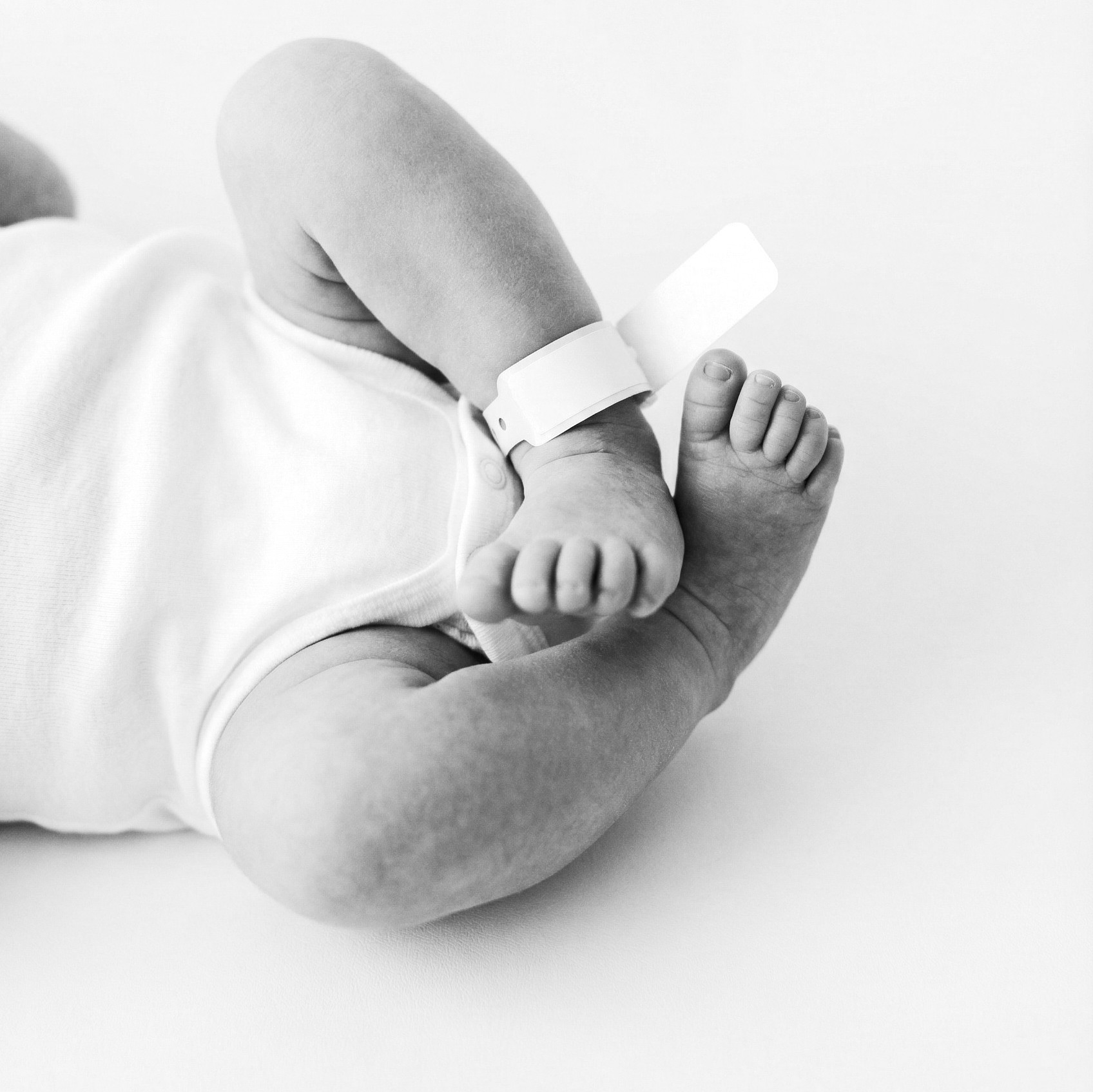 Μια τρυφερή εικόνα νεογέννητου, που αναδεικνύει την ανάπτυξη της οικογένειας και τη φροντίδα που προσφέρει η U1 Boutique Realty Firm σε οικογένειες σε κάθε στάδιο της ζωής τους.